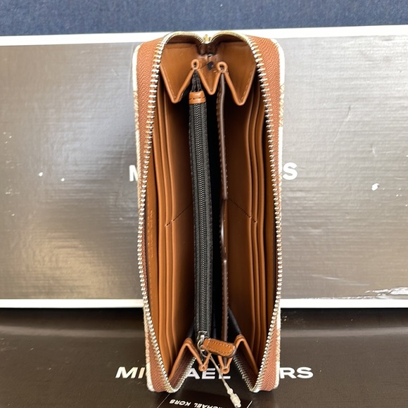 Michael Kors Men’s Women’s Cooper Tech Zip Around Continental Wallet
Light Cream - Picture 9 of 16